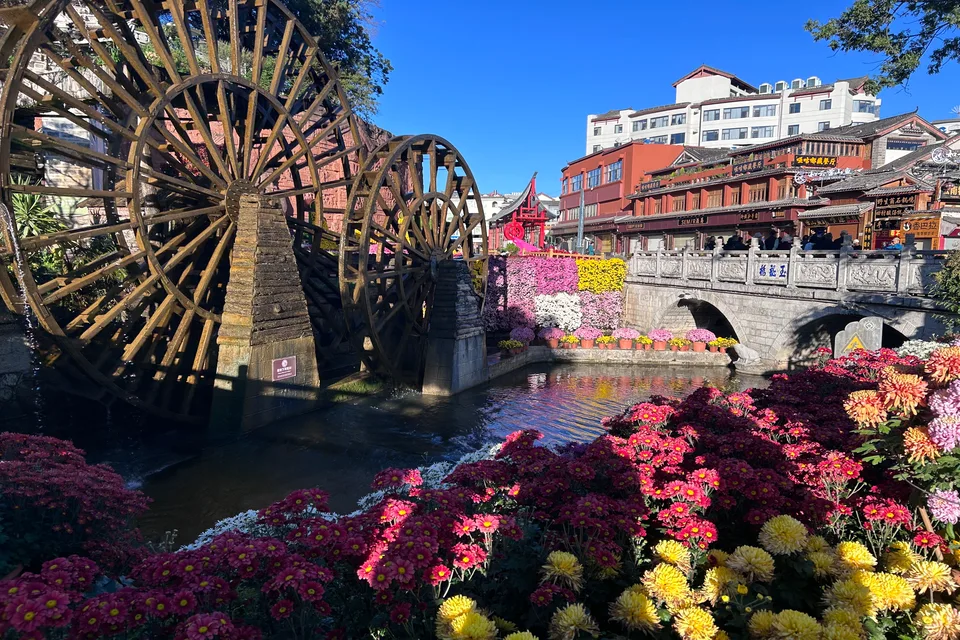 Private tour travelers exploring the ancient towns of Dali and Lijiang with traditional streets and historic architecture